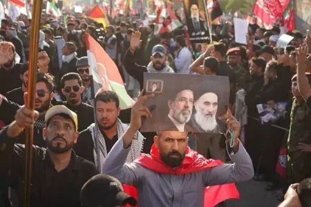 شعار «لبیک سید مجتبی» در مراسم تشییع رهبر شهید انقلاب در نجف