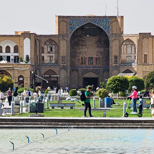 اسکوترها درمیدان نقش جهان؛تعارض رو به گسترش بااستانداردهای میراث جهانی