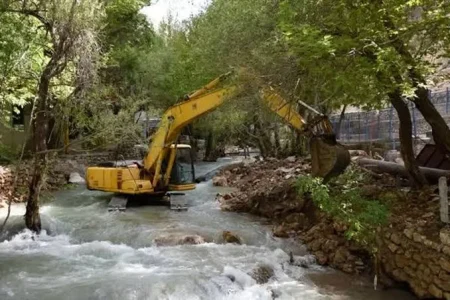 توقیف دو بیل مکانیکی هنگام حفر کانال برای عبور خط لوله در محدوده اسلام‌آباد درچه