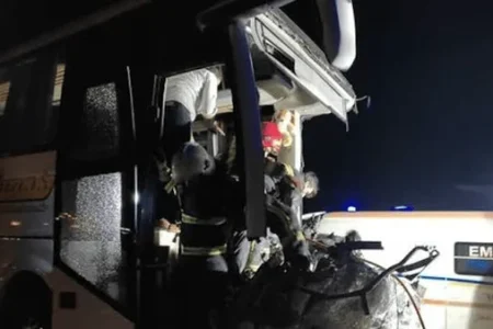 خروج اتوبوس مسافربری از جاده فولادشهر ـ نجفآباد