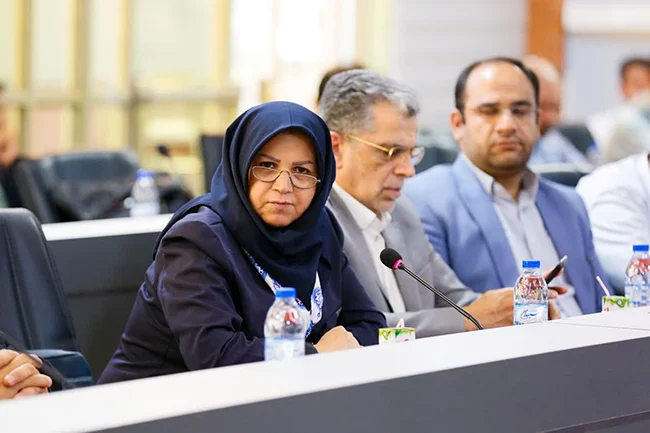 ششمین نشست شورای راهبردی توسعه صنعت بازیهای رایانهای استان اصفهان با حضور مهدی جمالینژاد استاندار اصفهان، علامتی مدیرعامل کانون پرورش فکری کودکان و نوجوانان کشور، فریده روشن مدیر کل آموزش فنی و حرفه ای استان و اعضای شورا، برگزار شد.
فریده روشن با تأکید بر نقش دبیرخانه آموزشهای مهارتی صنعت بازیهای رایانهای در توسعه آموزشهای تخصصی این حوزه گفت: دبیرخانه مستقر در اصفهان صرفاً یک نهاد تشریفاتی نیست، بلکه مأموریت اصلی آن ایجاد پیوند مؤثر میان نظام آموزش مهارتی و صنعت بازیهای رایانهای است.
وی همچنین از برنامهریزی، طراحی و اجرای دورههای مهارتی تخصصی سازمان آموزش فنی و حرفهای کشور در تمامی استانها خبر داد و گفت: این دورهها با همکاری مراکز آموزش فنی و حرفهای و با بهرهگیری از ظرفیت دانشگاهها و دستگاههای اجرایی مرتبط، با رویکرد مهارتمحوری و کارآفرینی برگزار خواهد شد.
مدیر کل آموزش فنی و حرفه ای استان اصفهان خاطرنشان کرد: صنعت بازیهای رایانهای ظرفیت عظیمی برای اشتغالزایی، خلق ثروت و صادرات محصولات فرهنگی دارد و با همدلی و همکاری همه بخشها، اصفهان میتواند علاوه بر میزبانی دبیرخانه این حوزه در کشور، به قطب آموزشهای مهارتی و تولید بازیهای رایانهای در سطح ملی