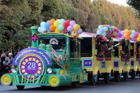 قطار شادی هر روز در سطح شهر حرکت میکند / اجرای برنامه در ۱۵ تا ۲۰ موکب شاخص اصفهان