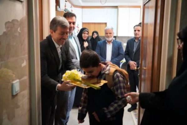 حضور استاندار اصفهان و مشاور وزیر آموزشوپرورش در خانه شهید علیعلیپور همزمان با آغاز سال تحصیلی اصفهان